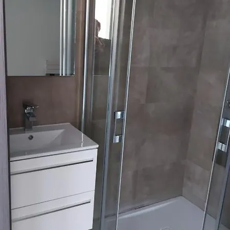 Neuf A 5 Min De La Et De L'aeroport Apartament *