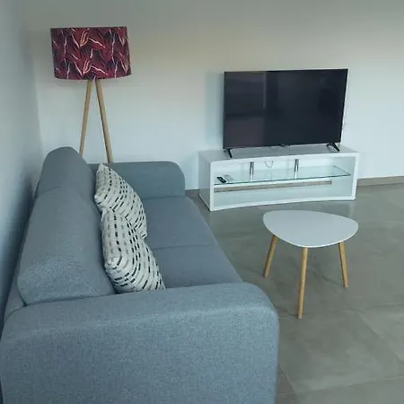 Neuf A 5 Min De La Et De L'aeroport Apartament